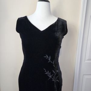 LBD Black Velvet Cocktail Dress with embroidery size 14 by Dana Buchman
